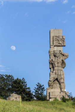 Panagyurishte yakınındaki tepenin arka planda moon ile Yaylası girişindeki nitelikli anıt.