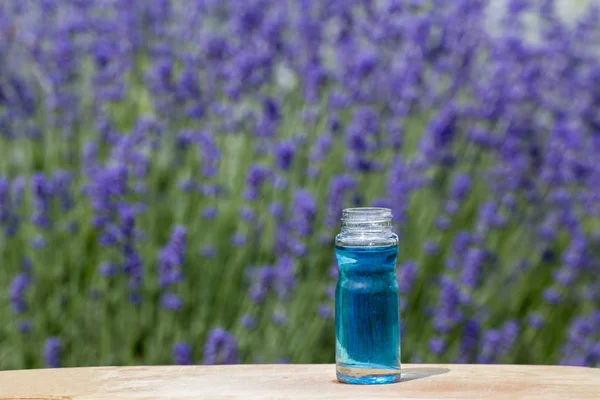 Flasche Ätherisches Lavendelöl Auf Einem Schönen Lavendelfeld Hintergrund — Stockfoto