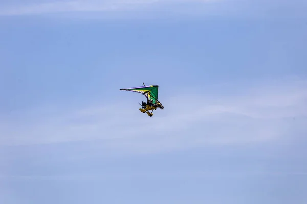 Deltaplan Motorizado Voando Com Belo Céu Azul Fundo — Fotografia de Stock