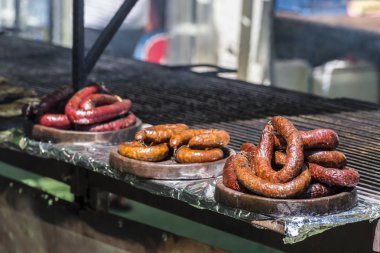 Birçok farklı ızgara etler ve bir ızgara sosis