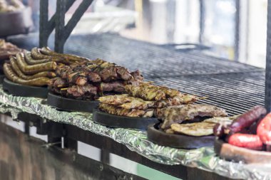 Birçok farklı ızgara etler ve bir ızgara sosis