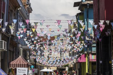 Plovdiv, Bulgaristan - 03 Haziran 2018 - güzel dekorasyon Plovdiv, Bulgaristan'ın Kapana Festivali sırasında bayraklar.