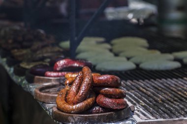Birçok farklı ızgara etler ve bir ızgara sosis