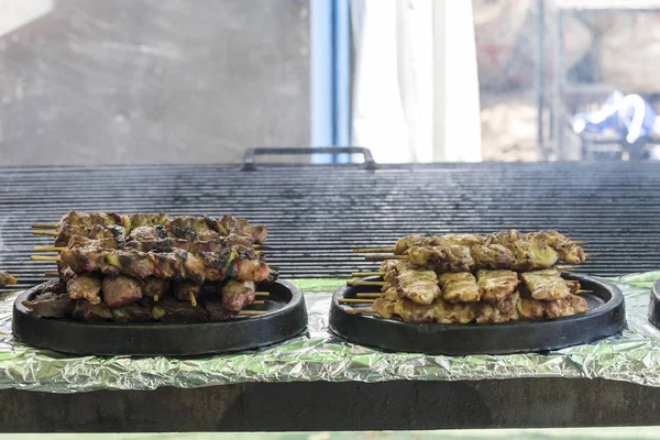 Muchas Carnes Embutidos Barbacoa Diferentes Una Parrilla —  Fotos de Stock