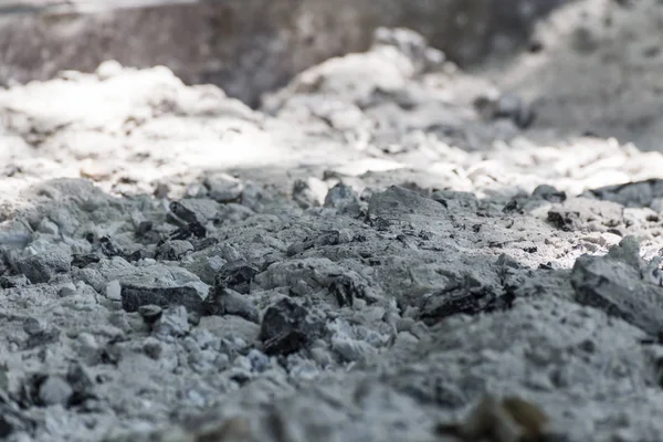 Yanmış kömür kül büyük bir yığın Close-up