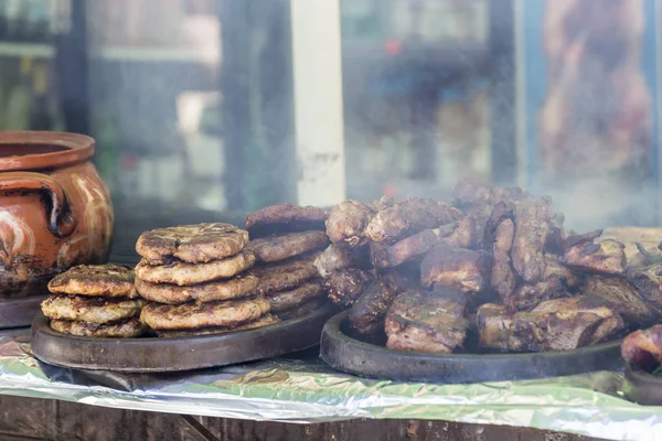 Muchas Carnes Embutidos Barbacoa Diferentes Una Parrilla —  Fotos de Stock