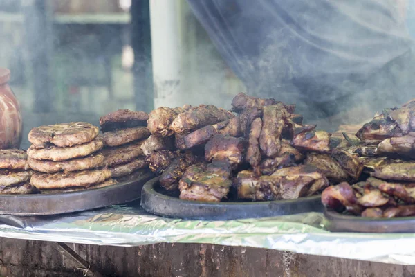 Muchas Carnes Embutidos Barbacoa Diferentes Una Parrilla —  Fotos de Stock