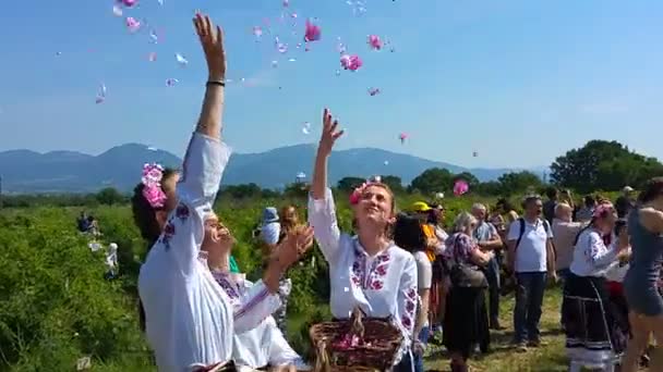 연례 장미 따기 축제 기간 동안 장미를 던지는 여자 — 비디오