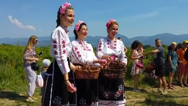 Les filles lancent des roses lors du festival annuel de cueillette de roses — Video