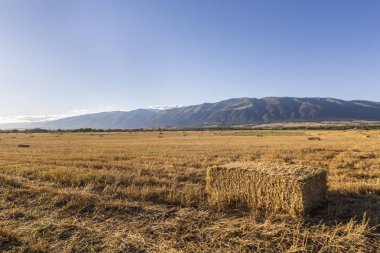 Balya saman ile bir dağ içinde belgili tanımlık geçmiş bir gün batımı sırasında