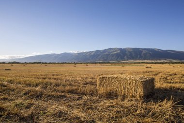 Balya saman ile bir dağ içinde belgili tanımlık geçmiş bir gün batımı sırasında