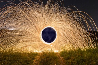 Zaman seyahat kavramı - farklı bir boyut için bir portal. Bir solucan deliği zaman ve uzayda seyahat.