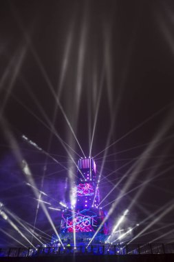 Ana kule ve Avrupa kültür başkenti - Plovdiv 2019 açılış etkinliği için sahne. Güçlü projektörler ve gökyüzü aydınlatma lazerler ile göster.