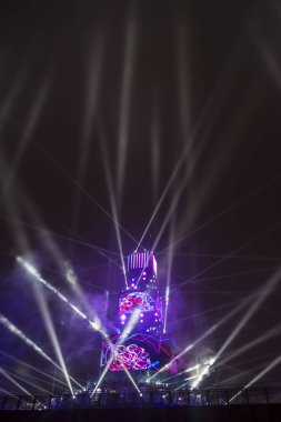 Ana kule ve Avrupa kültür başkenti - Plovdiv 2019 açılış etkinliği için sahne. Güçlü projektörler ve gökyüzü aydınlatma lazerler ile göster.