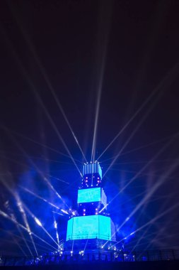 Ana kule ve Avrupa kültür başkenti - Plovdiv 2019 açılış etkinliği için sahne. Güçlü projektörler ve gökyüzü aydınlatma lazerler ile göster.