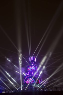 Ana kule ve Avrupa kültür başkenti - Plovdiv 2019 açılış etkinliği için sahne. Güçlü projektörler ve gökyüzü aydınlatma lazerler ile göster.