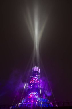 Ana kule ve Avrupa kültür başkenti - Plovdiv 2019 açılış etkinliği için sahne. Güçlü projektörler ve gökyüzü aydınlatma lazerler ile göster.