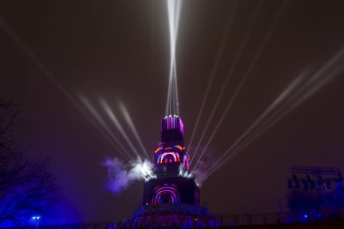 Ana kule ve Avrupa kültür başkenti - Plovdiv 2019 açılış etkinliği için sahne. Güçlü projektörler ve gökyüzü aydınlatma lazerler ile göster.