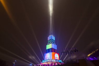 Ana kule ve Avrupa kültür başkenti - Plovdiv 2019 açılış etkinliği için sahne. Güçlü projektörler ve gökyüzü aydınlatma lazerler ile göster.