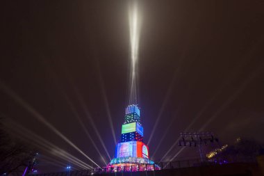 Ana kule ve Avrupa kültür başkenti - Plovdiv 2019 açılış etkinliği için sahne. Güçlü projektörler ve gökyüzü aydınlatma lazerler ile göster.