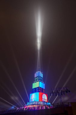 Ana kule ve Avrupa kültür başkenti - Plovdiv 2019 açılış etkinliği için sahne. Güçlü projektörler ve gökyüzü aydınlatma lazerler ile göster.