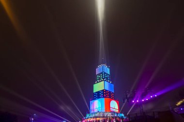 Ana kule ve Avrupa kültür başkenti - Plovdiv 2019 açılış etkinliği için sahne. Güçlü projektörler ve gökyüzü aydınlatma lazerler ile göster.