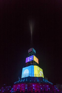 Ana kule ve Avrupa kültür başkenti - Plovdiv 2019 açılış etkinliği için sahne. Güçlü projektörler ve gökyüzü aydınlatma lazerler ile göster.