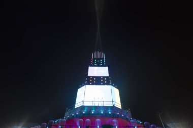 Ana kule ve Avrupa kültür başkenti - Plovdiv 2019 açılış etkinliği için sahne. Güçlü projektörler ve gökyüzü aydınlatma lazerler ile göster.