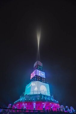 Ana kule ve Avrupa kültür başkenti - Plovdiv 2019 açılış etkinliği için sahne. Güçlü projektörler ve gökyüzü aydınlatma lazerler ile göster.