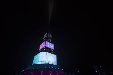 Ana kule ve Avrupa kültür başkenti - Plovdiv 2019 açılış etkinliği için sahne. Güçlü projektörler ve gökyüzü aydınlatma lazerler ile göster.