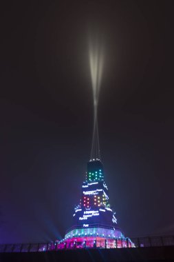 Ana kule ve Avrupa kültür başkenti - Plovdiv 2019 açılış etkinliği için sahne. Güçlü projektörler ve gökyüzü aydınlatma lazerler ile göster.