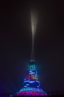 Ana kule ve Avrupa kültür başkenti - Plovdiv 2019 açılış etkinliği için sahne. Güçlü projektörler ve gökyüzü aydınlatma lazerler ile göster.