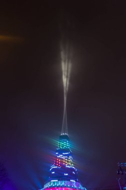 Ana kule ve Avrupa kültür başkenti - Plovdiv 2019 açılış etkinliği için sahne. Güçlü projektörler ve gökyüzü aydınlatma lazerler ile göster.