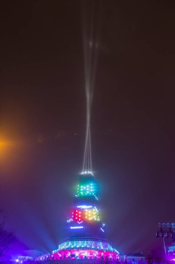 Ana kule ve Avrupa kültür başkenti - Plovdiv 2019 açılış etkinliği için sahne. Güçlü projektörler ve gökyüzü aydınlatma lazerler ile göster.