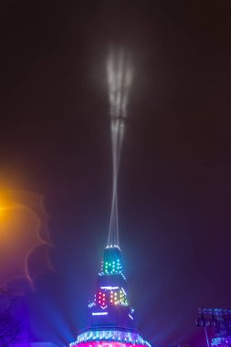 Ana kule ve Avrupa kültür başkenti - Plovdiv 2019 açılış etkinliği için sahne. Güçlü projektörler ve gökyüzü aydınlatma lazerler ile göster.