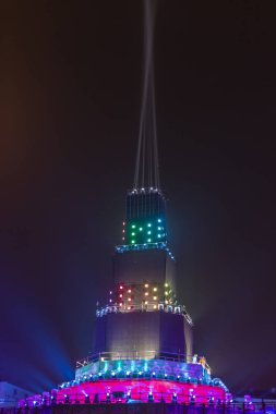 Ana kule ve Avrupa kültür başkenti - Plovdiv 2019 açılış etkinliği için sahne. Güçlü projektörler ve gökyüzü aydınlatma lazerler ile göster.