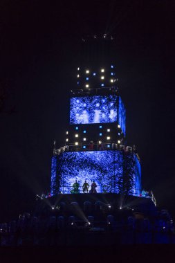 Ana kule ve Avrupa kültür başkenti - Plovdiv 2019 açılış etkinliği için sahne. Güçlü projektörler ve gökyüzü aydınlatma lazerler ile göster.