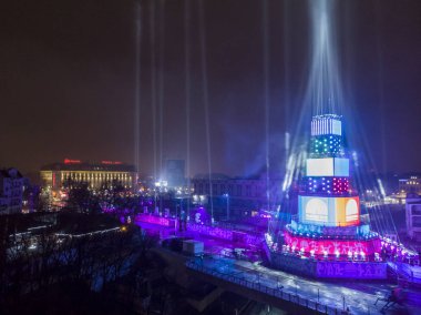 Plovdiv, Bulgaristan - 10 Ocak 2019 - ana kule ve Avrupa kültür başkenti - Plovdiv 2019 açılış etkinliği için sahne. Gece ışık gösterisi.