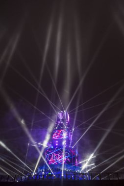 Plovdiv, Bulgaristan - 10 Ocak 2019 - ana kule ve Avrupa kültür başkenti - Plovdiv 2019 açılış etkinliği için sahne. Gece ışık gösterisi.