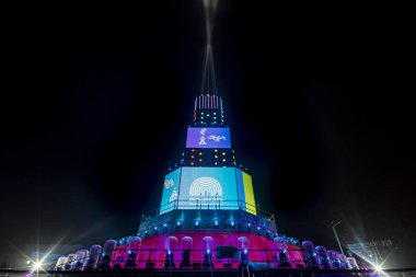 Plovdiv, Bulgaristan - 10 Ocak 2019 - ana kule ve Avrupa kültür başkenti - Plovdiv 2019 açılış etkinliği için sahne. Gece ışık gösterisi.