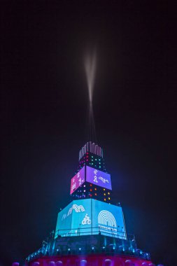 Plovdiv, Bulgaristan - 10 Ocak 2019 - ana kule ve Avrupa kültür başkenti - Plovdiv 2019 açılış etkinliği için sahne. Gece ışık gösterisi.