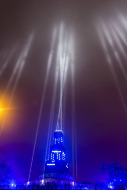 Plovdiv, Bulgaristan - 10 Ocak 2019 - ana kule ve Avrupa kültür başkenti - Plovdiv 2019 açılış etkinliği için sahne. Gece ışık gösterisi.