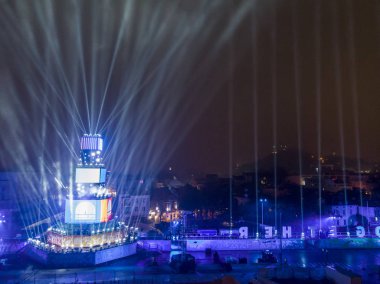 Ana kule ve Avrupa kültür başkenti - Plovdiv 2019 açılış etkinliği için sahne. Güçlü projektörler ve gökyüzü aydınlatma lazerler ile göster.