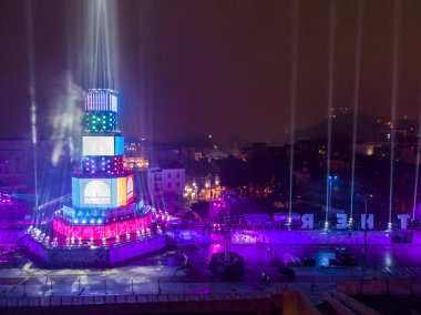 Ana kule ve Avrupa kültür başkenti - Plovdiv 2019 açılış etkinliği için sahne. Güçlü projektörler ve gökyüzü aydınlatma lazerler ile göster.