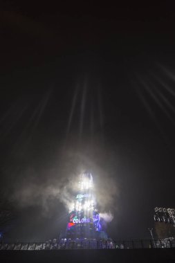 Ana kule ve Avrupa kültür başkenti - Plovdiv 2019 açılış etkinliği için sahne. Güçlü projektörler ve gökyüzü aydınlatma lazerler ile göster.