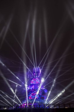 Ana kule ve Avrupa kültür başkenti - Plovdiv 2019 açılış etkinliği için sahne. Güçlü projektörler ve gökyüzü aydınlatma lazerler ile göster.