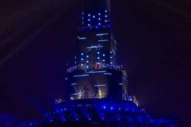 Ana kule ve Avrupa kültür başkenti - Plovdiv 2019 açılış etkinliği için sahne. Güçlü projektörler ve gökyüzü aydınlatma lazerler ile göster.