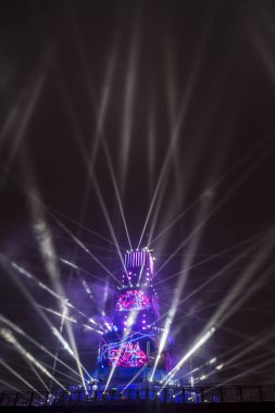 Plovdiv, Bulgaristan - 10 Ocak 2019 - ana kule ve Avrupa kültür başkenti - Plovdiv 2019 açılış etkinliği için sahne. Gece ışık gösterisi.