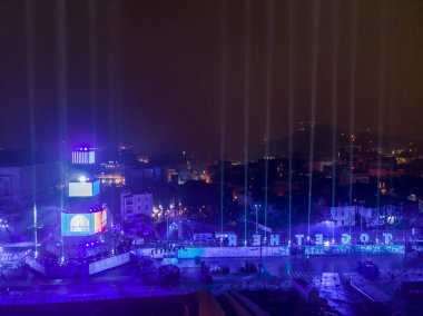 Ana kule ve Avrupa kültür başkenti - Plovdiv 2019 açılış etkinliği için sahne. Güçlü projektörler ve gökyüzü aydınlatma lazerler ile göster.