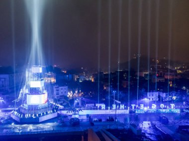 Ana kule ve Avrupa kültür başkenti - Plovdiv 2019 açılış etkinliği için sahne. Güçlü projektörler ve gökyüzü aydınlatma lazerler ile göster.